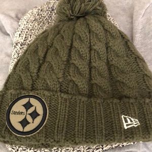 Women’s NFL hunter green Steelers knit and Sherpa lined hat.